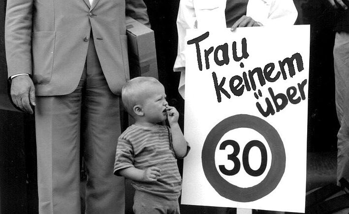 Juni 1998 – Petition zur Verkehrsberuhigung St. Johann. Foto: BastA!-Archiv