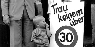 Juni 1998 – Petition zur Verkehrsberuhigung St. Johann. Foto: BastA!-Archiv