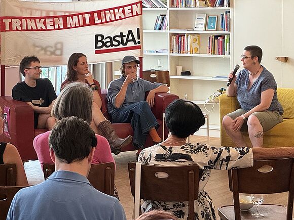 Sofagespräche zur Zukunft der Linken. v.l.n.r. David Portmann (JUSO), Clara Bürge (jgb), Kasimir Krneta (jA), Tonja Zürcher (BastA!) Foto: Veli Boztosun