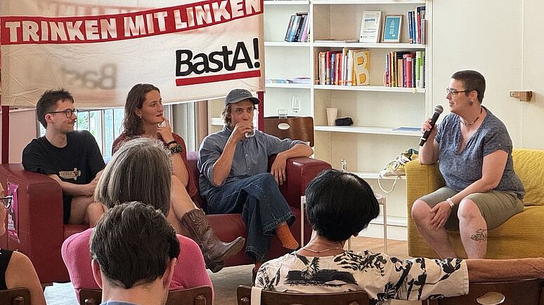 Sofagespräche zur Zukunft der Linken. v.l.n.r. David Portmann (JUSO), Clara Bürge (jgb), Kasimir Krneta (jA), Tonja Zürcher (BastA!) Foto: Veli Boztosun