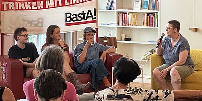 Sofagespräche zur Zukunft der Linken. v.l.n.r. David Portmann (JUSO), Clara Bürge (jgb), Kasimir Krneta (jA), Tonja Zürcher (BastA!) Foto: Veli Boztosun