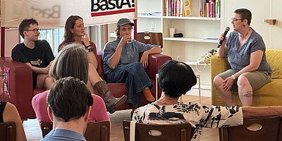 Sofagespräche zur Zukunft der Linken. v.l.n.r. David Portmann (JUSO), Clara Bürge (jgb), Kasimir Krneta (jA), Tonja Zürcher (BastA!) Foto: Veli Boztosun