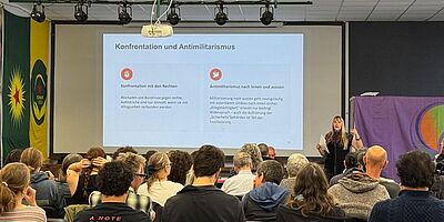 Das Bild zeigt eine Sequenz aus dem Inputvortrag von Franziska Stier. Das Publikum wird von hinten gezeigt.
