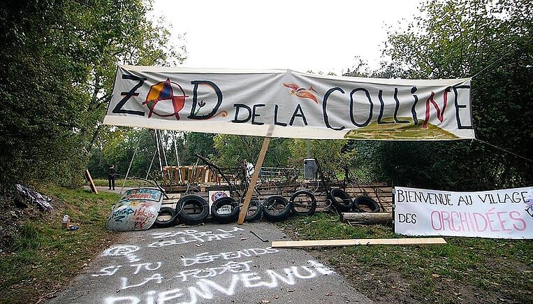 Verbarrikadierter Eingang zur Zone à Défendre (ZAD); Foto: zvg ZAD